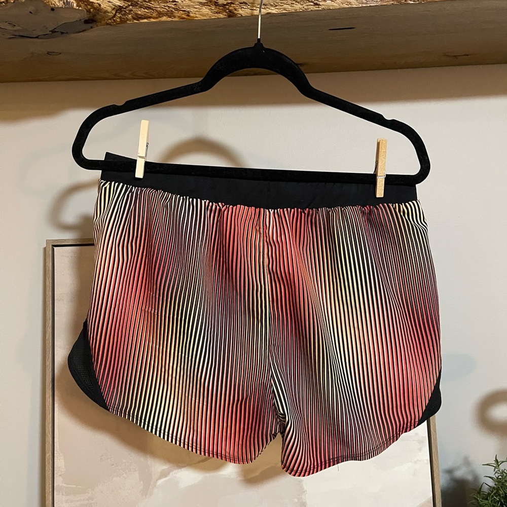 Under Armour Women's Gradient Athletic Shorts - Picture 2 of 5